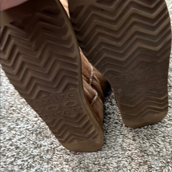 UGG Brown Winter Boots with Sheepskin Lining - Picture 3 of 5